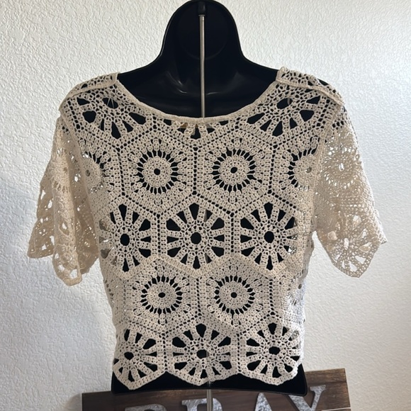 Rebelión Women’s Beige Crochet Knit Top Size M Boho Style New Without Tags - Picture 9 of 10